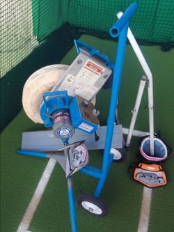 Pitching machine and dolly