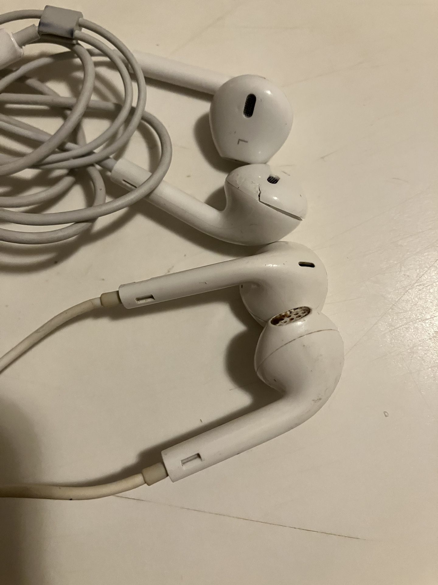 2 Pairs Of Apple Headphones With A Phone Jack 