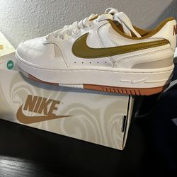 Woman’s Nike Size 9
