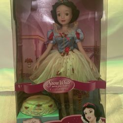 NEW  Disney Snow White and the Seven Dwarfs Keepsake Doll (2004)