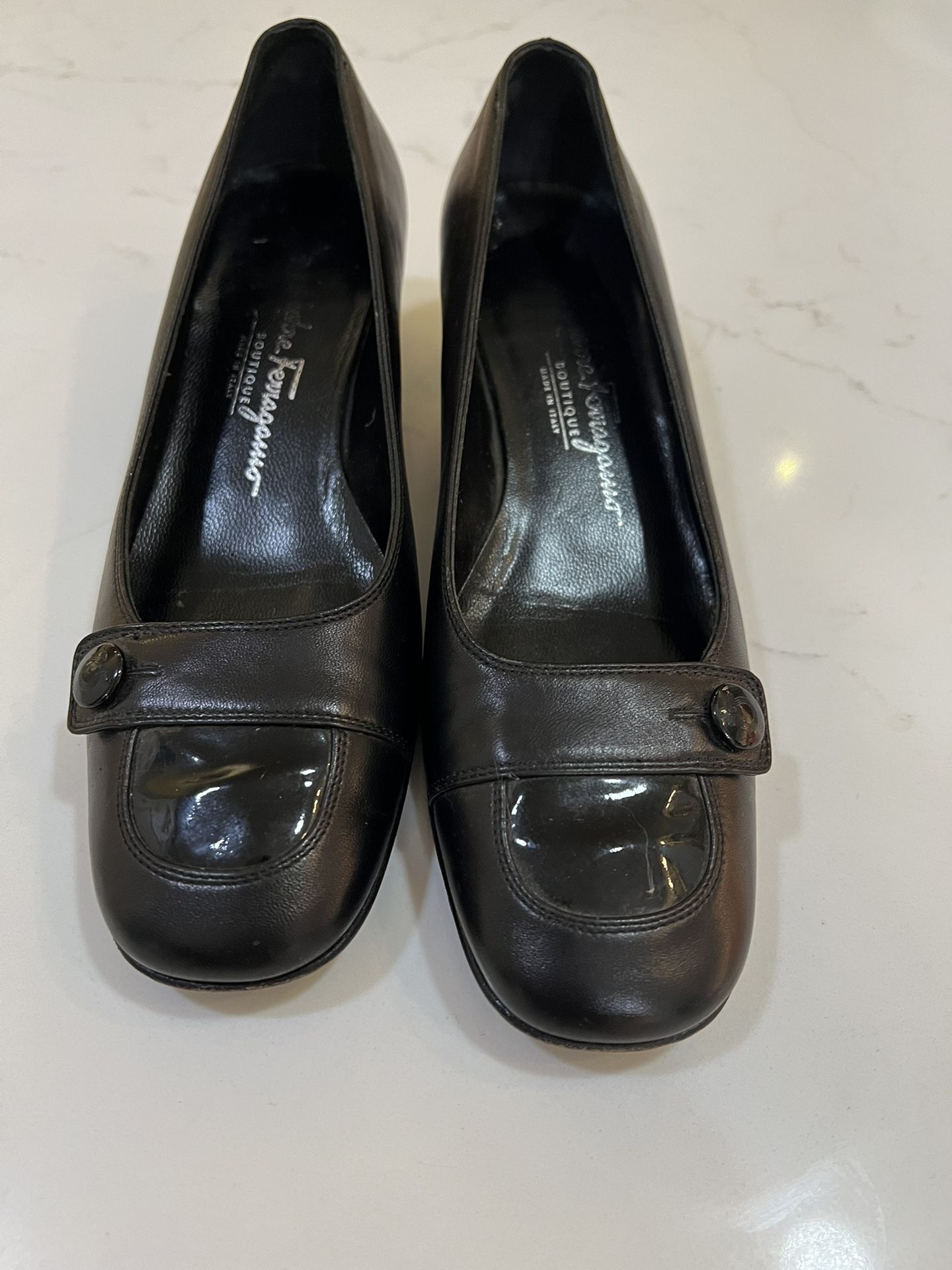 Vintage Salvatore Ferragamo Boutique Black Leather short heeled loafers. Size 6C