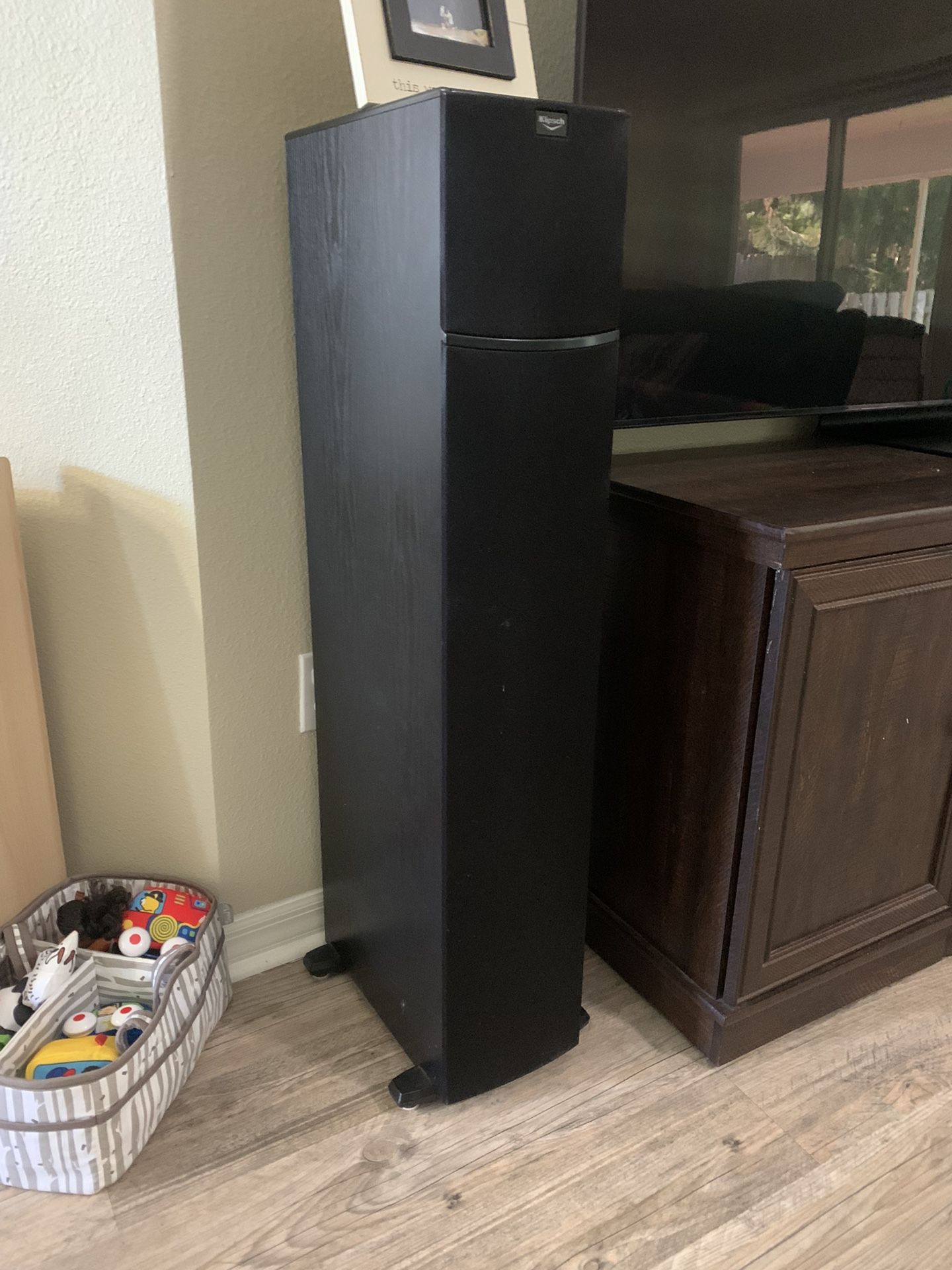 Pair Of Klipsch Tower Speakers - Home Theater. 