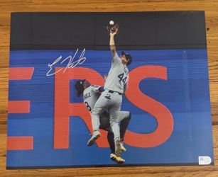 Enrique Kike Hernandez Dodgers Signed “THE CATCH” 11x14 Photo 2025 WS Game 7 MLB