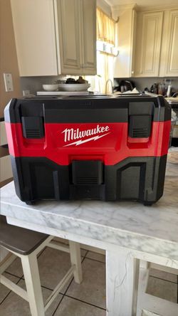 Milwaukee M18 vacuum