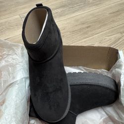 Women’s Boots  Sizer: 8   Black 