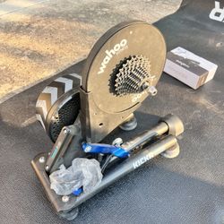 Wahoo KICKR Power Trainer + KICKR AXIS + Mat (Black)