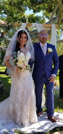 Stunning Wedding Dress from Brides of Florida paid $ 1,600 size 6-8 can be tailored Selling for only $900