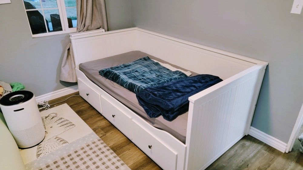 IKEA Hemnes Daybed with Trundle