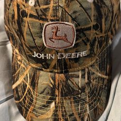 Limited Edition John Deer hat & Cabellas hat Bundle 