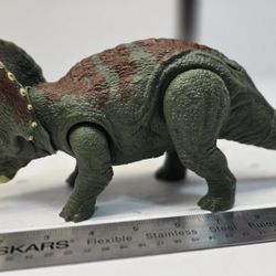 Jurassic World Park Dominion Roar Strikers Triceratops Roaring Dinosaur Figure