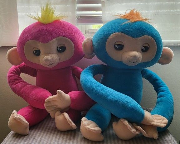 Fingerlings HUGS -  Interactive Plush Monkey by WowWee

