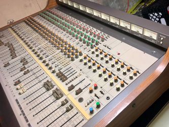 Tascam M-520 — Vintage 20-channel, 8-bus analog mixing console