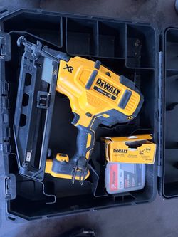 DEWALT 20V MAX XR 16-Gauge Cordless Angled Finishing Nailer
