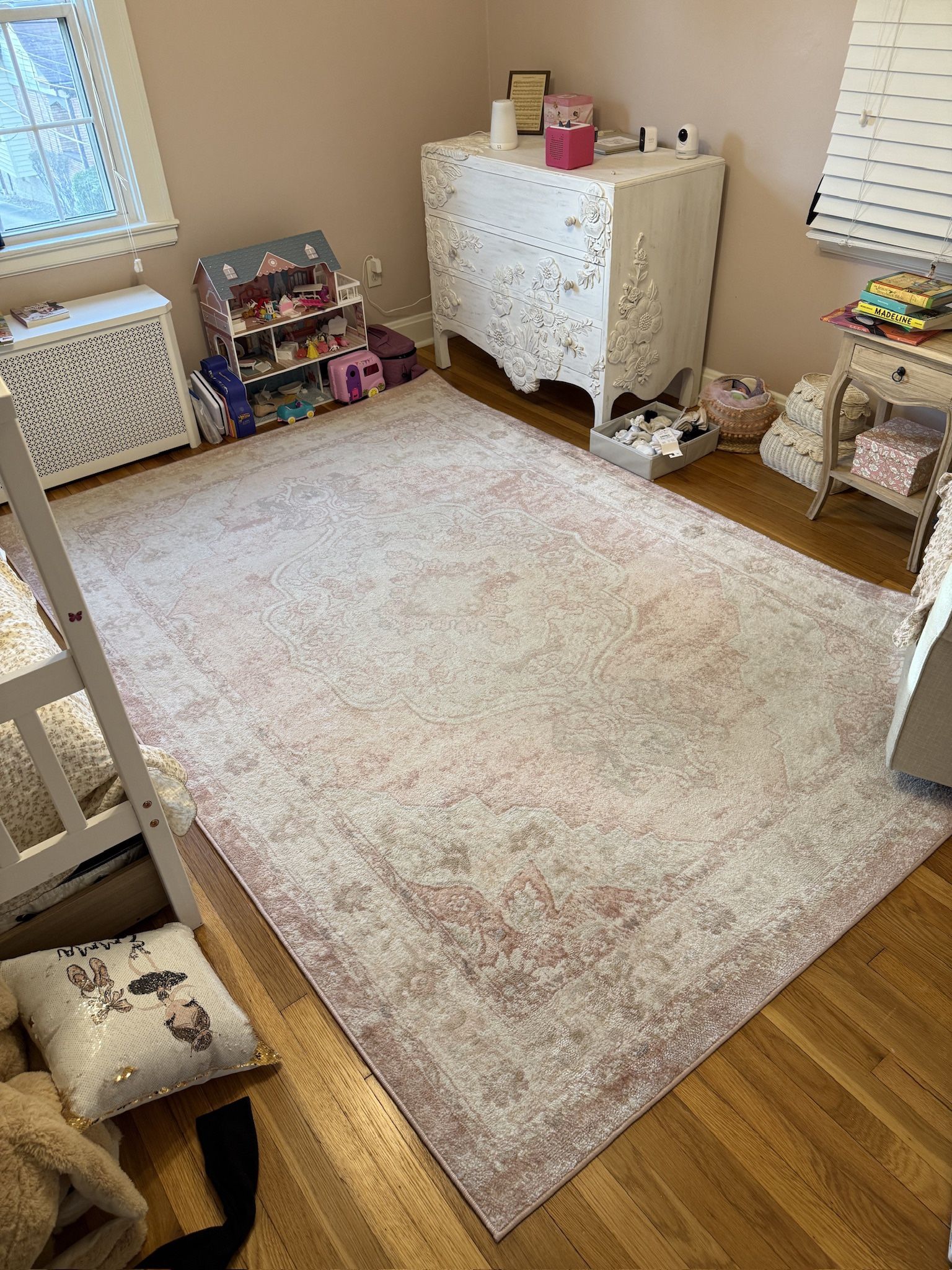 Area Rug 6’6” X 9’2” Excellent Condition