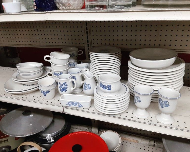 Pfaltzgraff Yorktowne 70 Piece Dinnerware Set