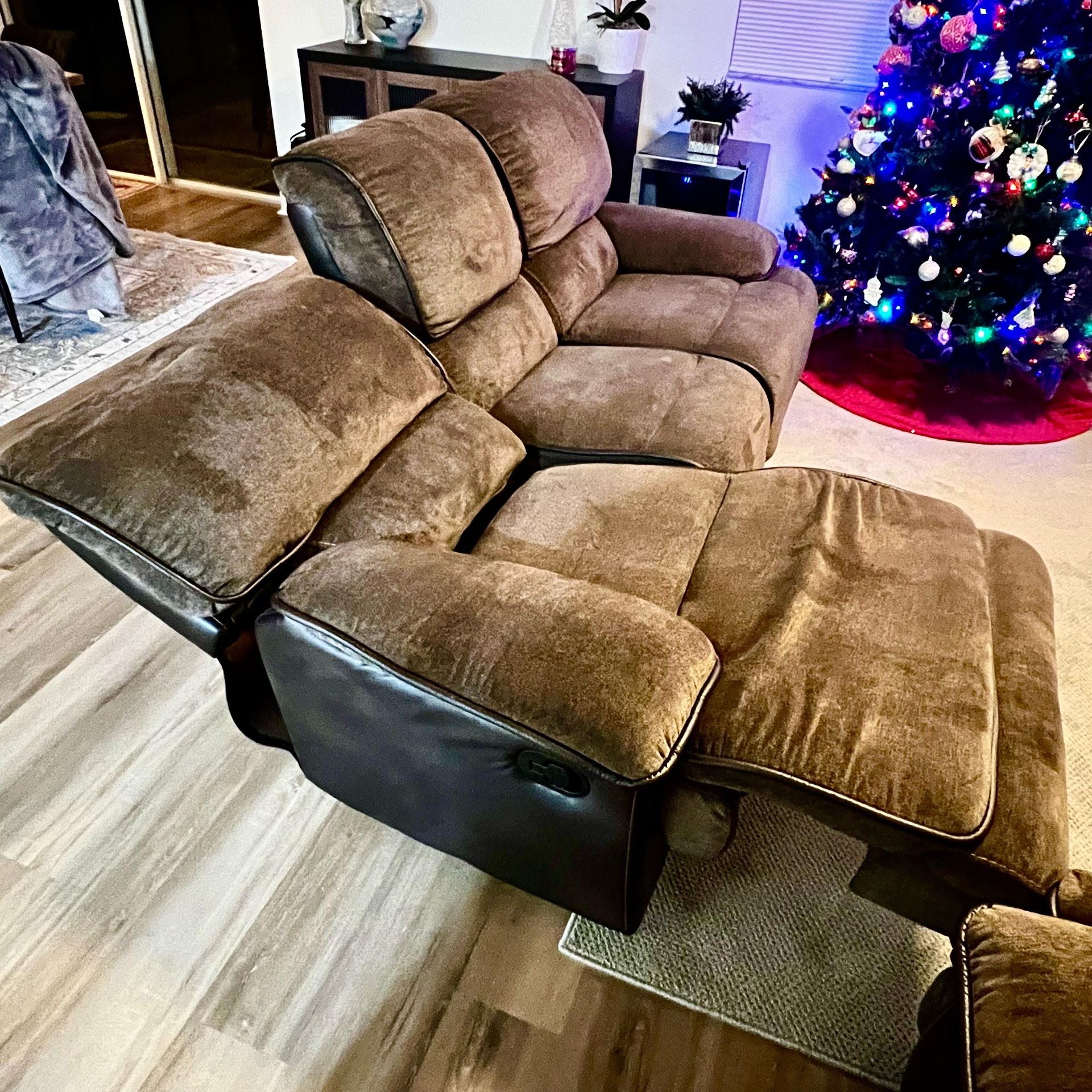 Rooms To Go Sofa Set – 5 Seats – Great Condition – $800
