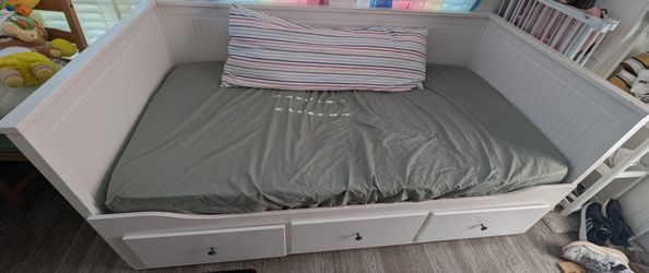 IKEA HEMNES bed