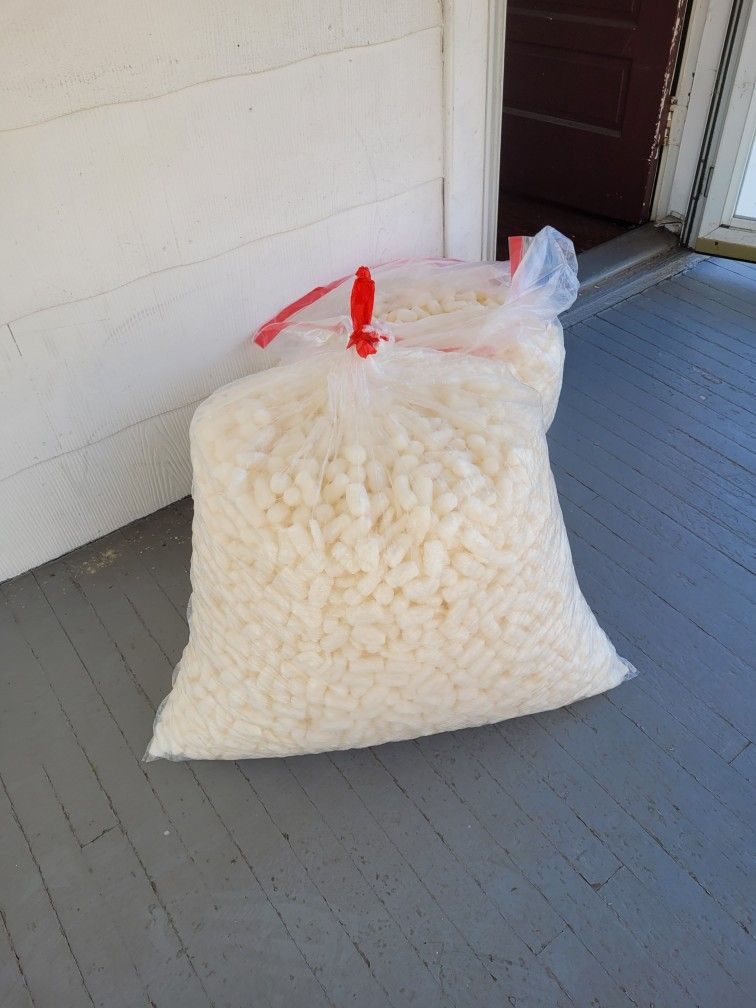2 LARGE BAGS PEANUT PACKING + BOXES