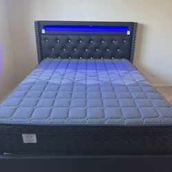 Super especial de cama size incluye colchón, todo no hubo en caja dos colores diferentes
