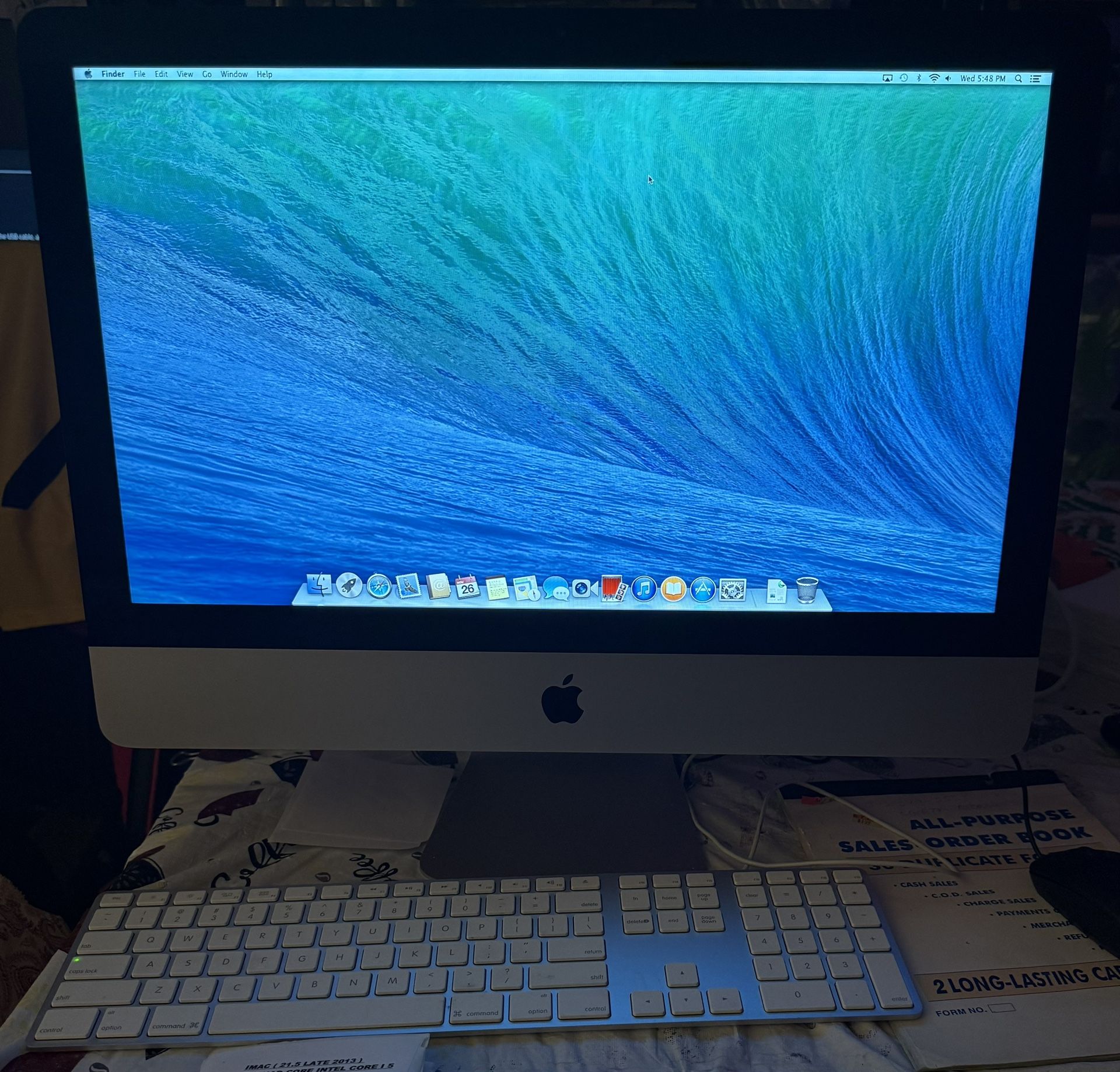 Apple iMac ( 21.5 Inch late 2013 ) 2.7 GHZ Quad core Intel Core I5 8 GB Ram & 1 TB HD