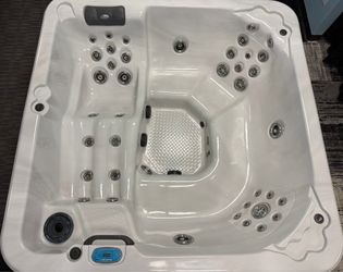 Beautiful XL84L Clearwater Hot tub