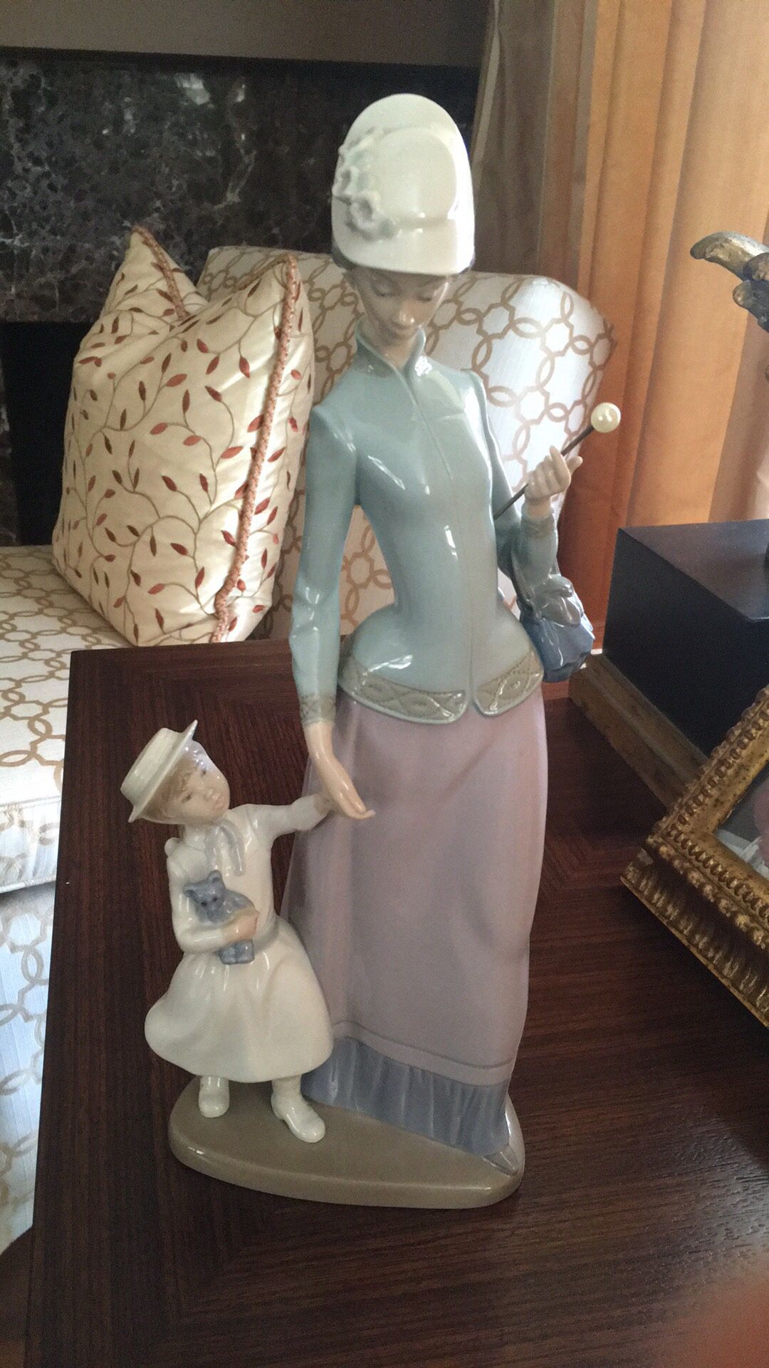 Lladro figurine mother daughter