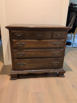 Vintage 4-Drawer Dresser – Needs TLC