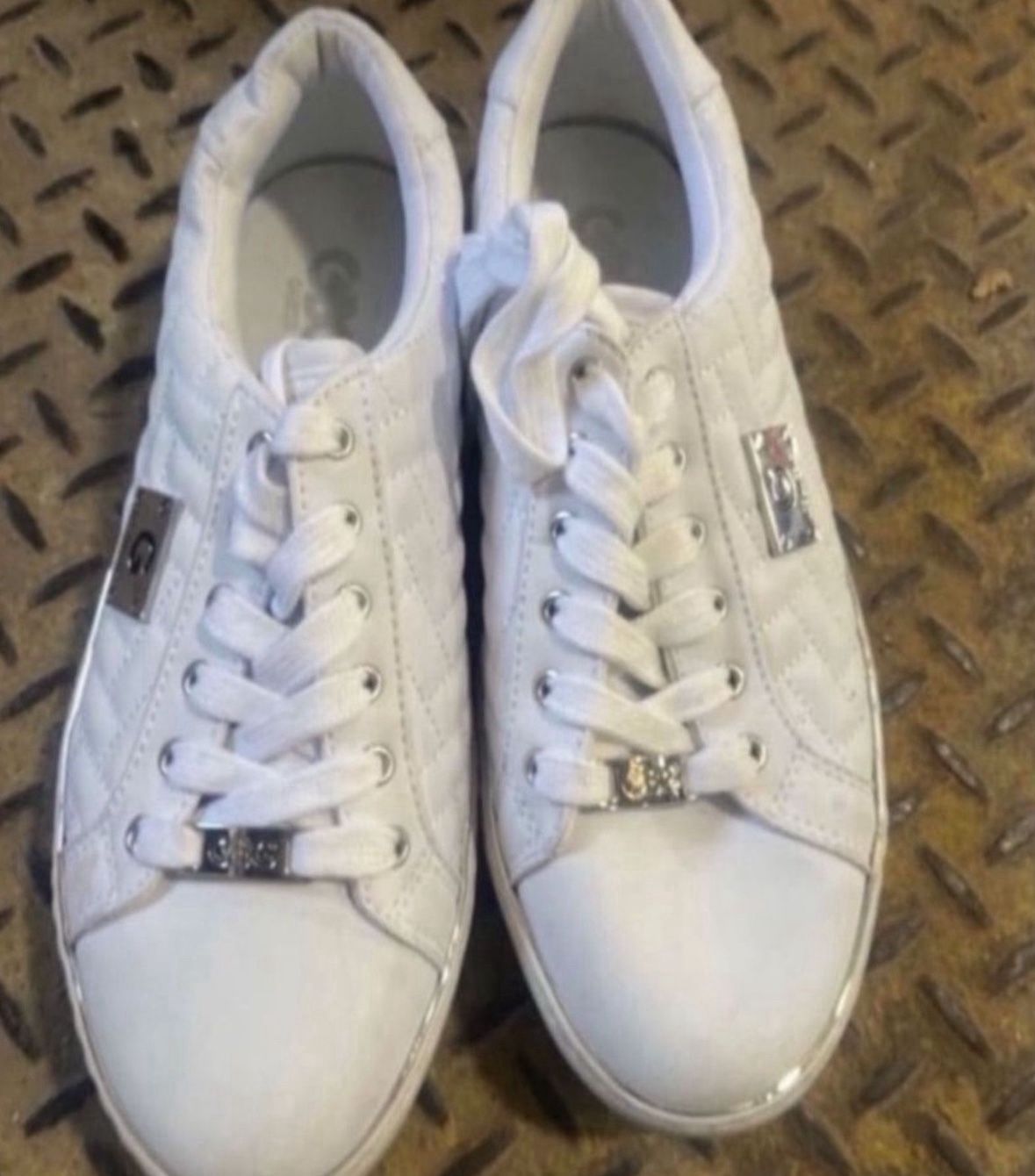 GUESS WOMENS WHITE SHOE SIZE 10M
