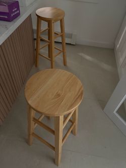 Set of 2 solid Wooden Bar Stools