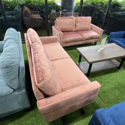 Pink Velvet Couch, Loveseat and Coffee Table  / Sofá de terciopelo rosa, sofá de dos plazas y mesa de centro