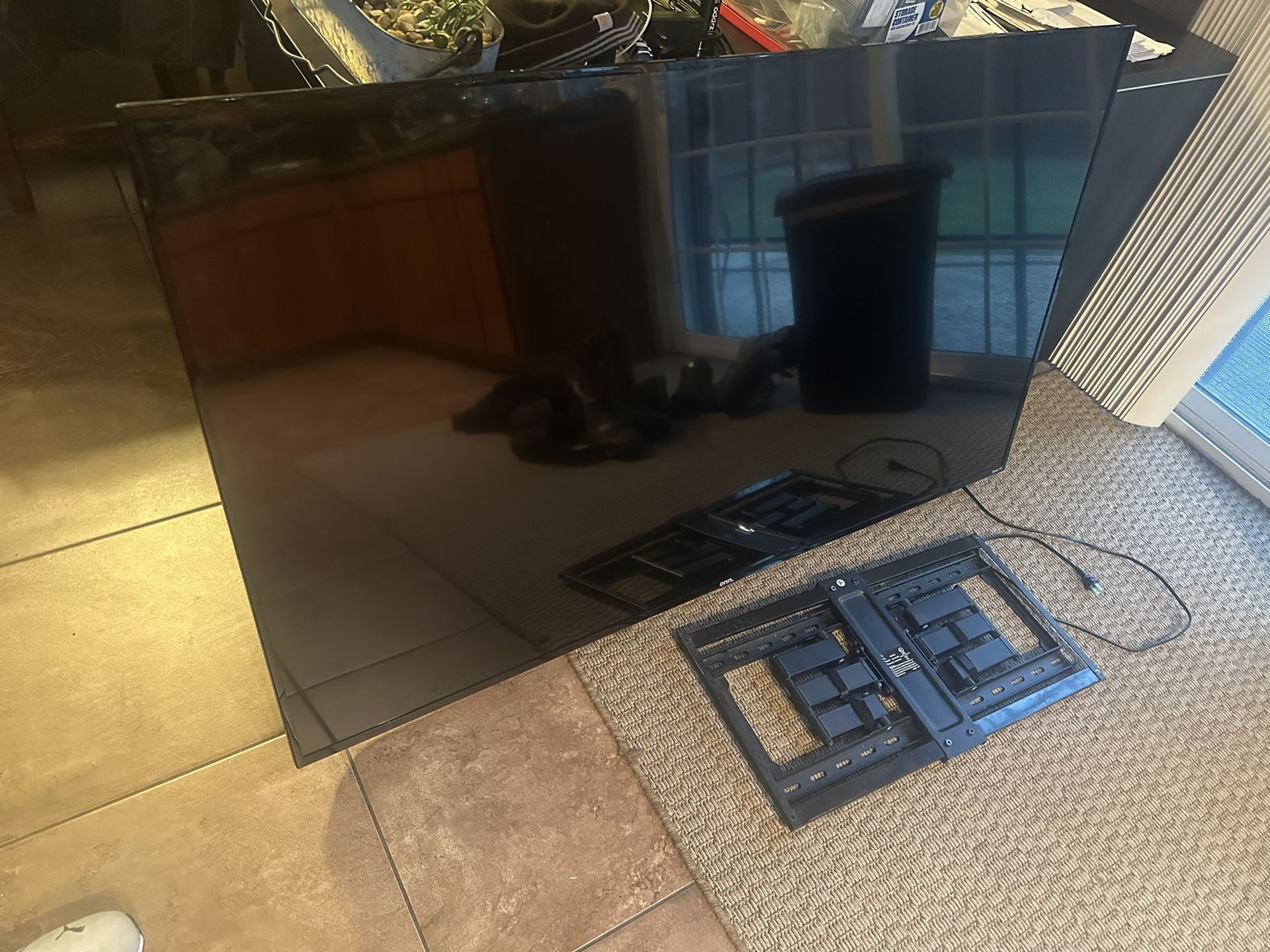 65in Onn Tv And Wall Mount