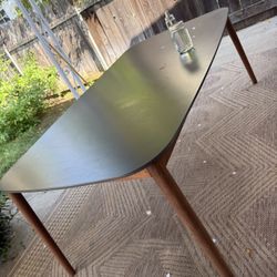 Outdoor table (Nearly brand new)