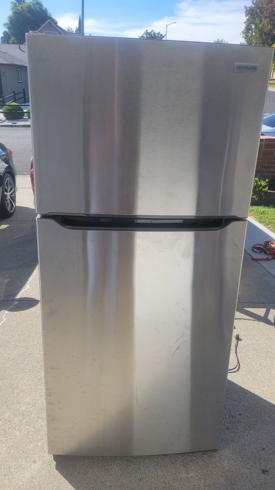 FRIGIDAIRE 30" REFRIGERATOR WORKS GREAT CAN DELIVER ANYWHERE 
