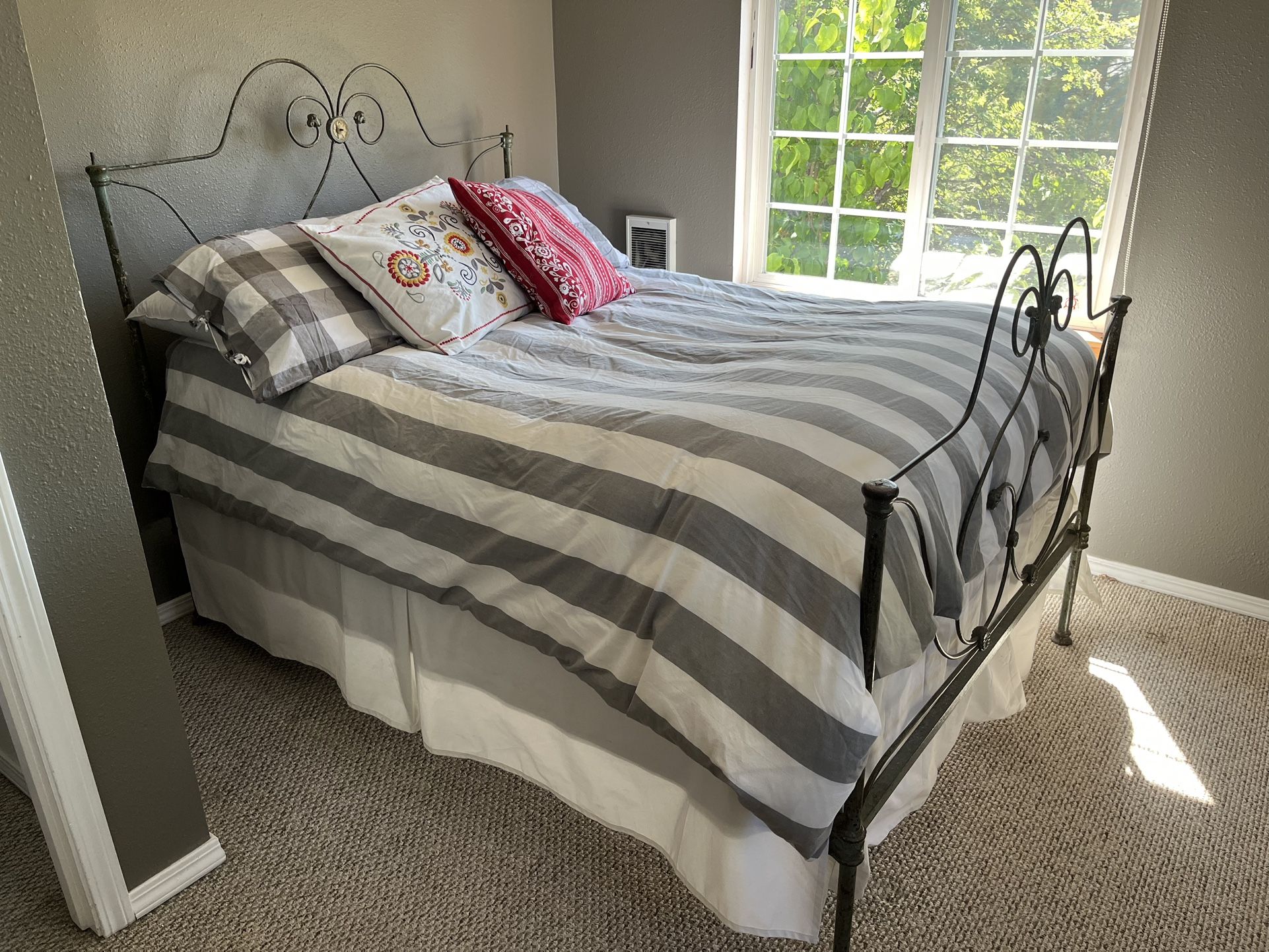 Gorgeous Antique Cast Iron Full Size Bed 