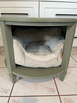 Table, cat/dog bed