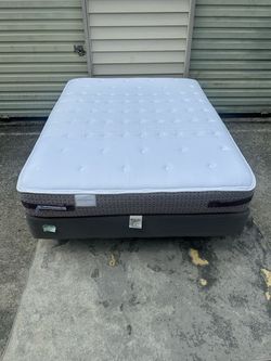 Like new Queen Sealy  bed with rails (Delivery available!)