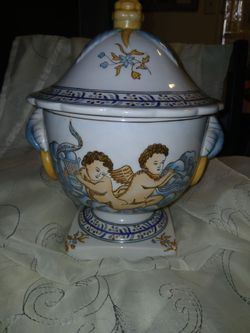 Exquisite Vintage Hand-Painted Ceramic Urn/Tureen w/ Makers Mark of 'Huarong Tang Zhi' Dating Back to Qing Dynasty