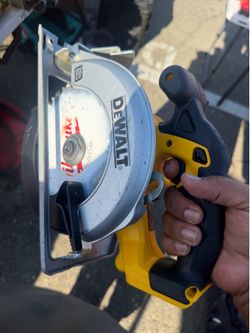 DEWALT DCS393 20V MAX 6-1/2-Inch Cordless Circular Saw