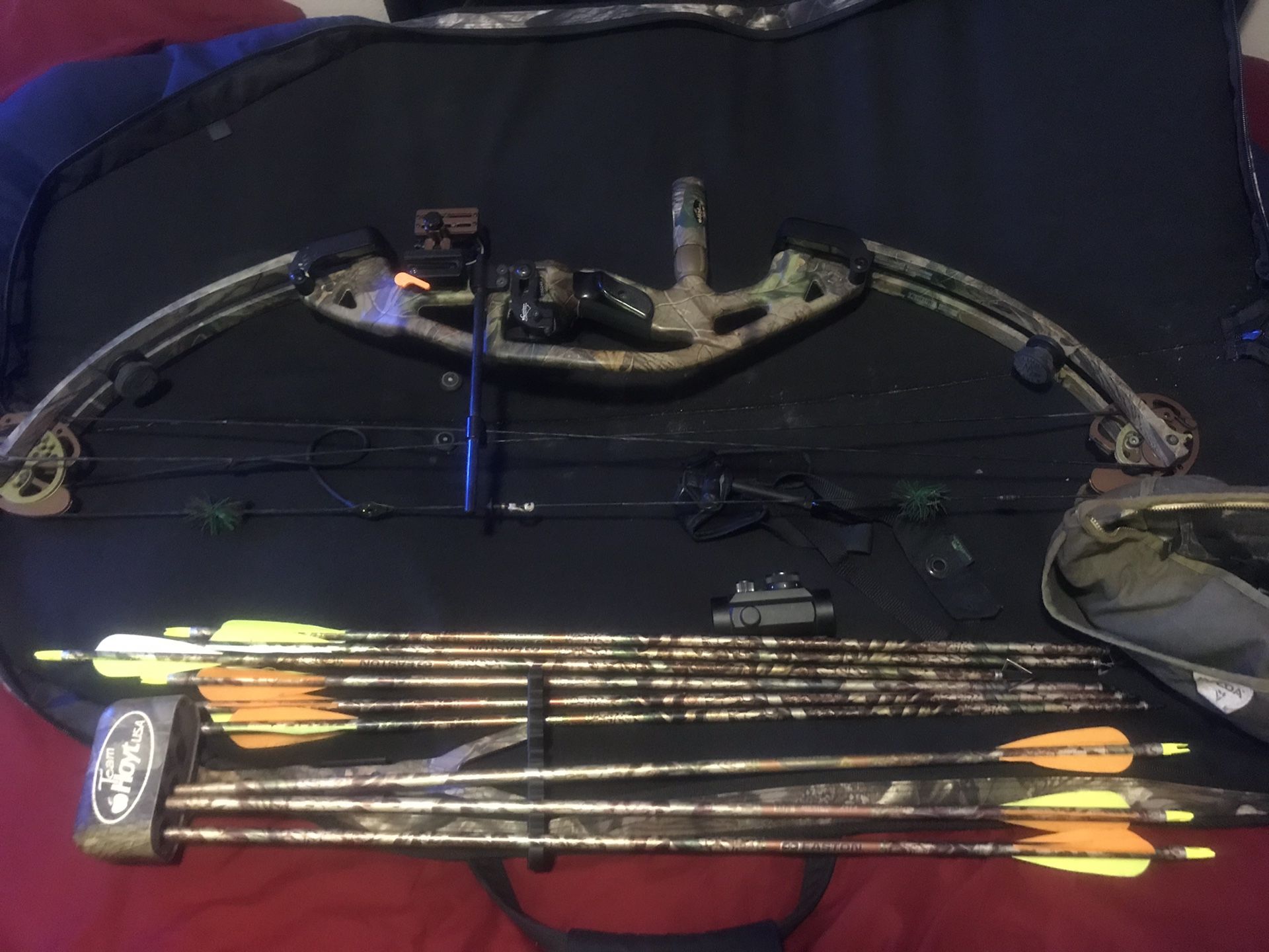 Hoyt ZR200 Magnatech Compound Bow + Arrows, bag, extras