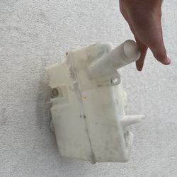 Infiniti Washer Reservoir 