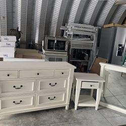 Bedroom drawer, nightstand, and mirror set