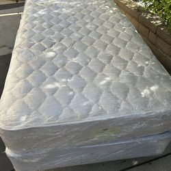 HIGH QUALITY PRISTINE, COMPLETE TWIN BED CAN DELIVER LOCAL IF NEEDED