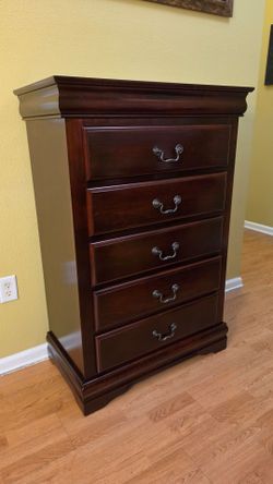 Clean and Nice 5 Drawer Tall Dresser.