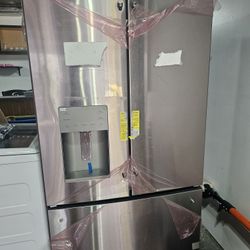 GE Refrigerator French Doors And Water And Ice Dispenser 