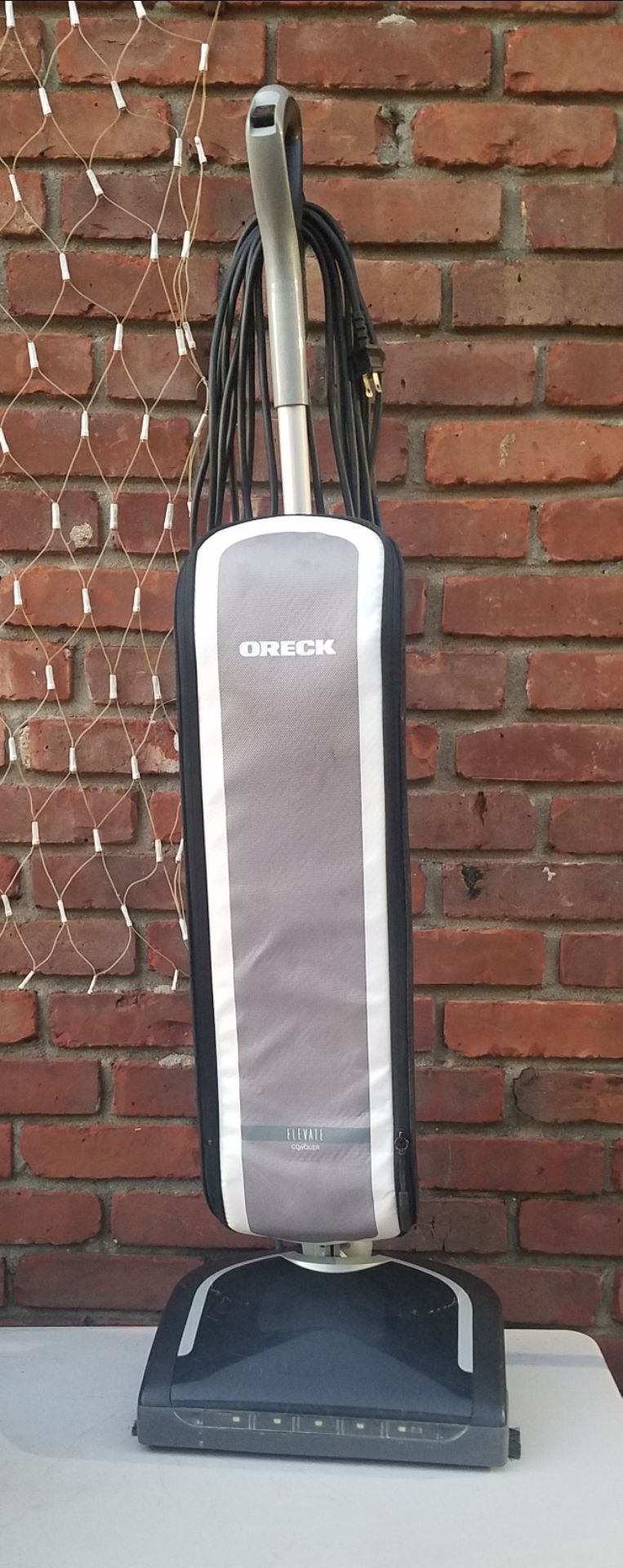 Oreck Upright Vacuum Cleaner Model UK30300PC VG Condition with New Bag