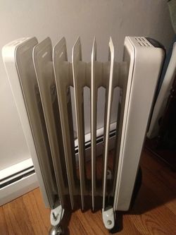 PELONIS HO-157C 0009 OIL FILLED ELECTRIC RADIATOR 1500W RADIANT HEATER! for  Sale in Farmingville, NY - OfferUp