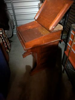 vintage desk in excellent condition it has a lot of drawers 50$