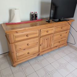 Wood Dresser Broyhill 