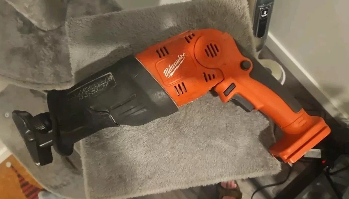 Milwaukee Sawzall "The Hatchet" 18v Reciprocating Saw Power Tool Model 6514-20