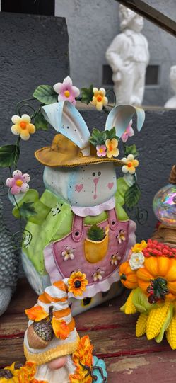 Small metal bunny vase